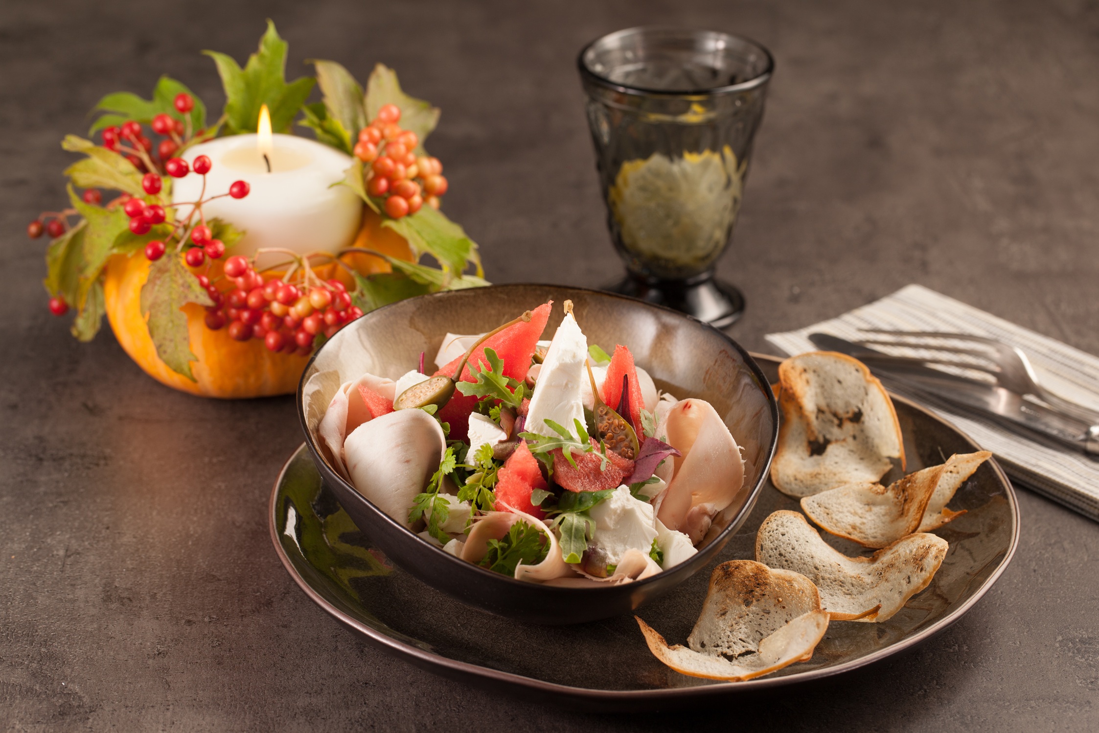 Салат из мангольда с ломтиками арбуза, каперсами и свиным окороком