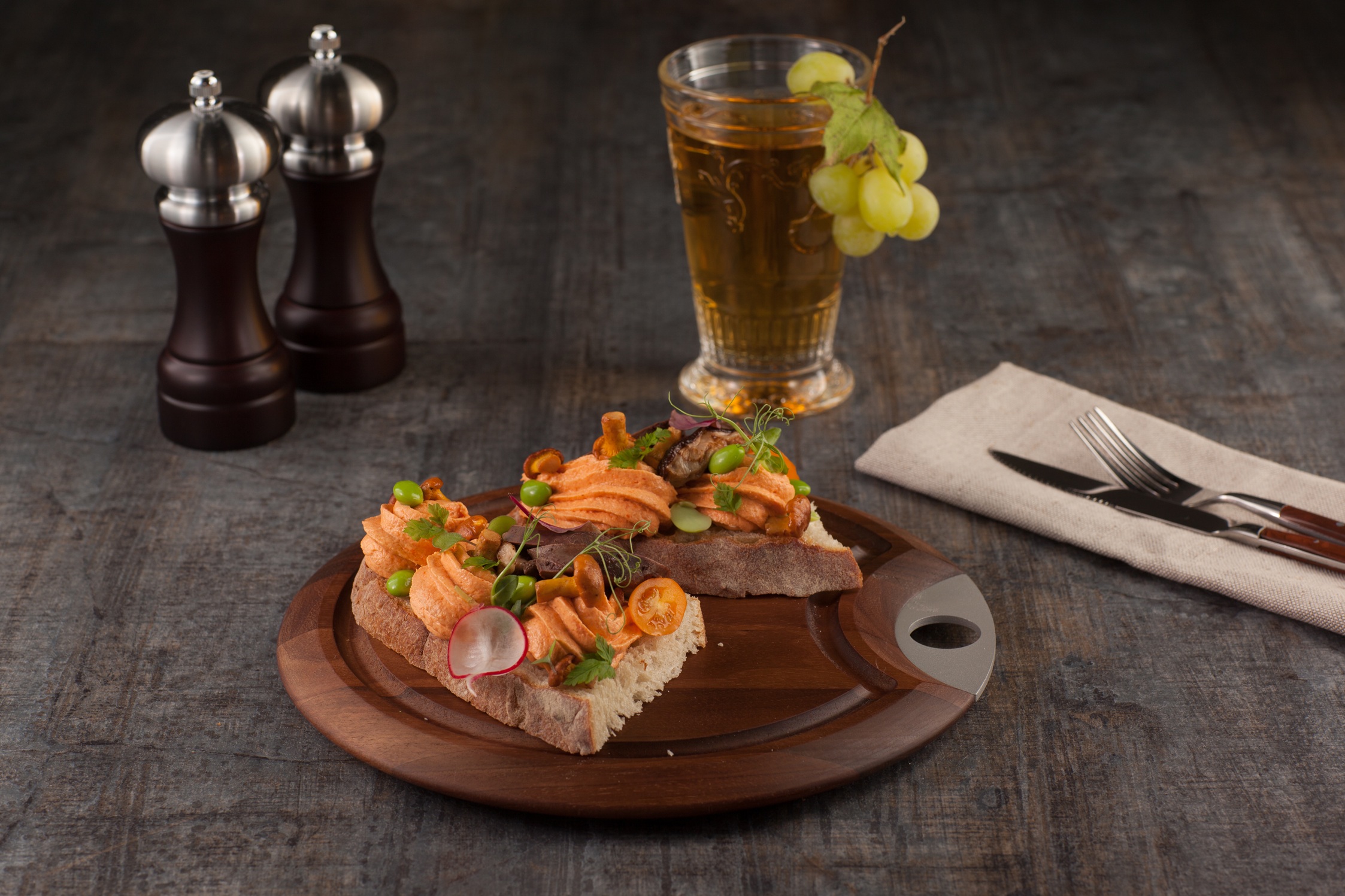 Тост ржаного хлеба с обжаренными боровиками и муссом