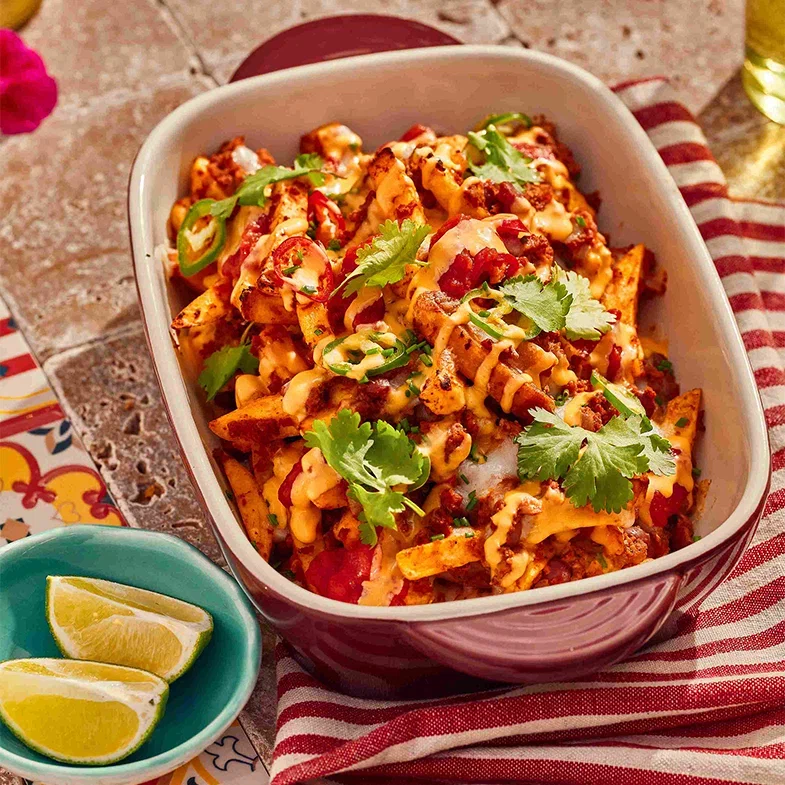 Картофель фри с мясным соусом Чили и соусом чеддер