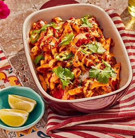 Картофель фри с мясным соусом Чили и соусом чеддер