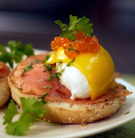 Яйцо пашот с лососем и сыром