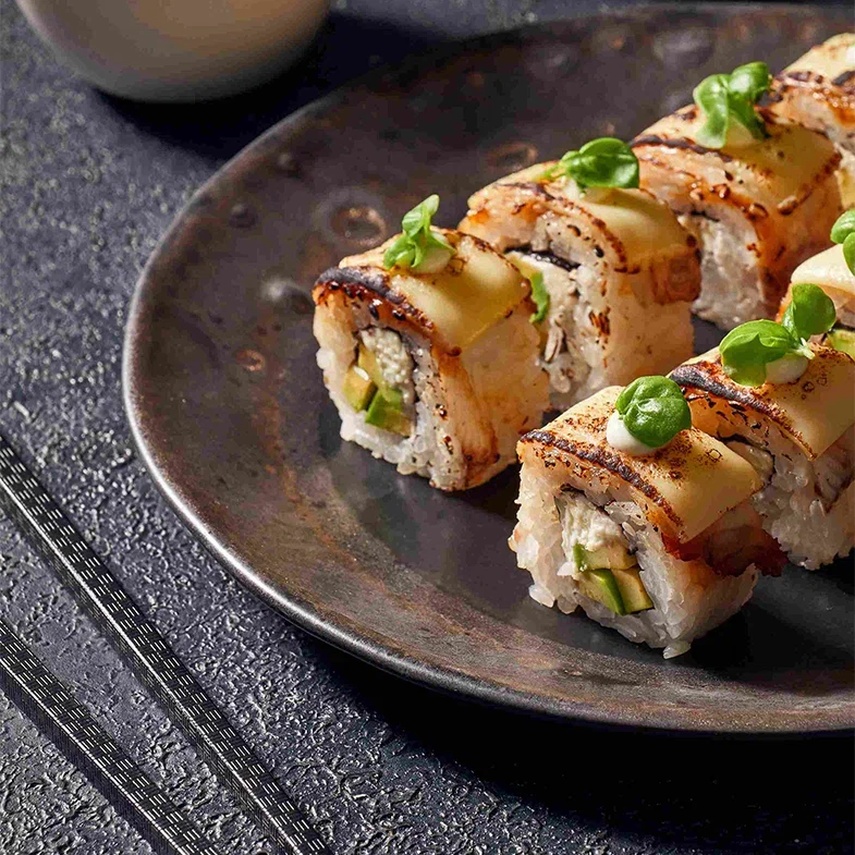 Ролл с угрем и Эмменталь