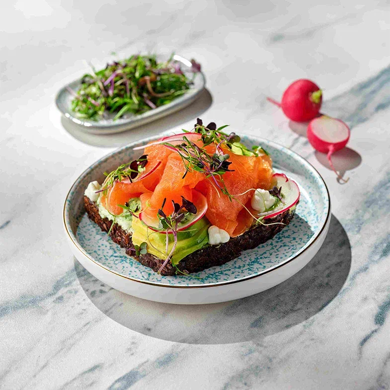 Бутерброд с лососем, авокадо и кремом из сыра мягкого в рассоле