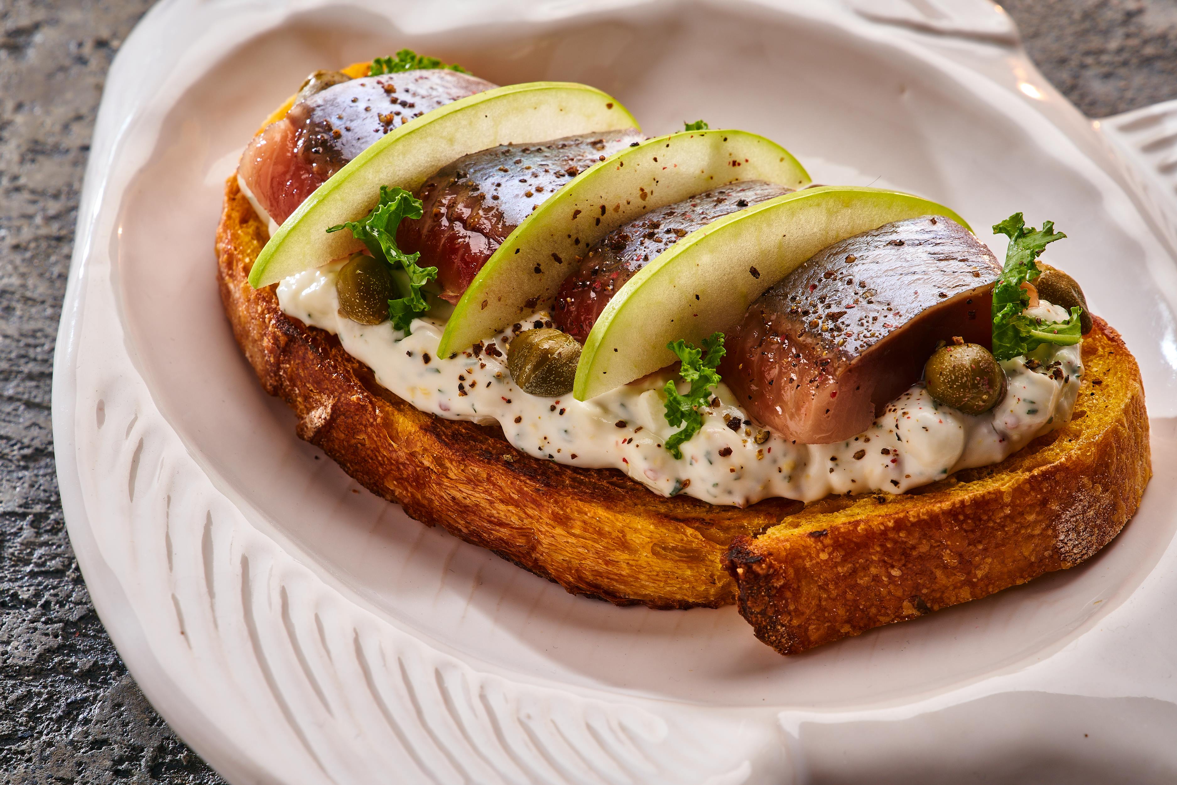 Брускетта с малосольной сельдью, каперсами и сливочным сыром