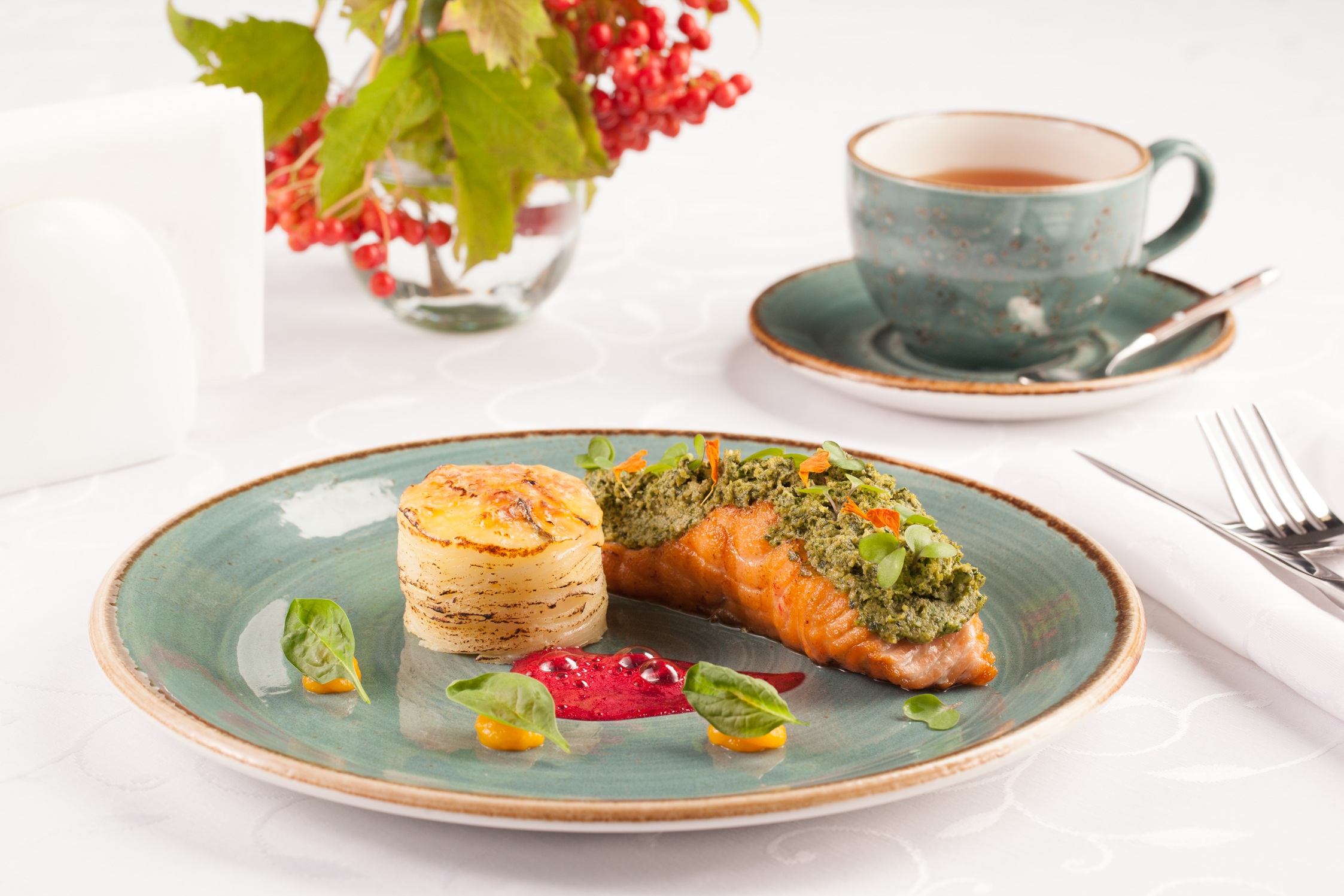 Лосось с корочкой из сезонных трав и картофелем Дофинуа