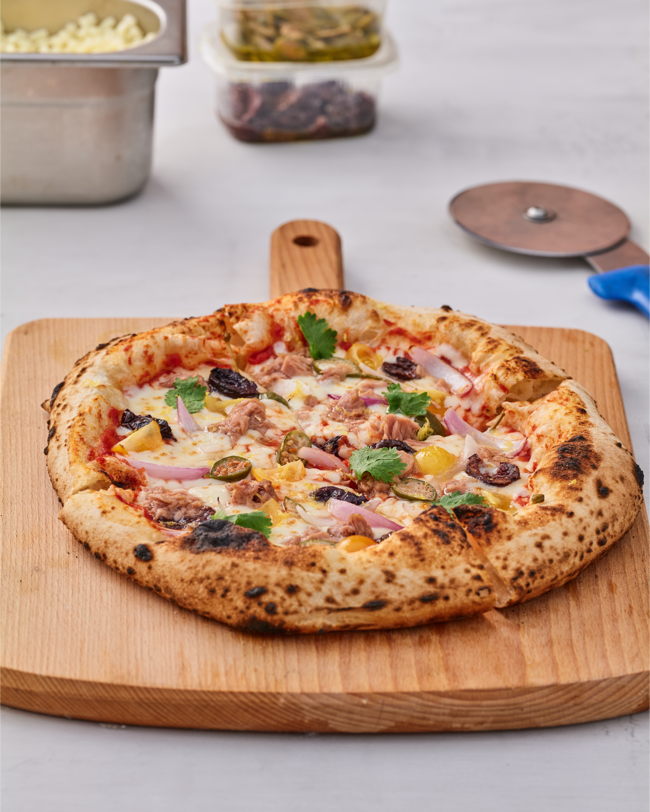 Пицца Тунец с каперсами и красным луком