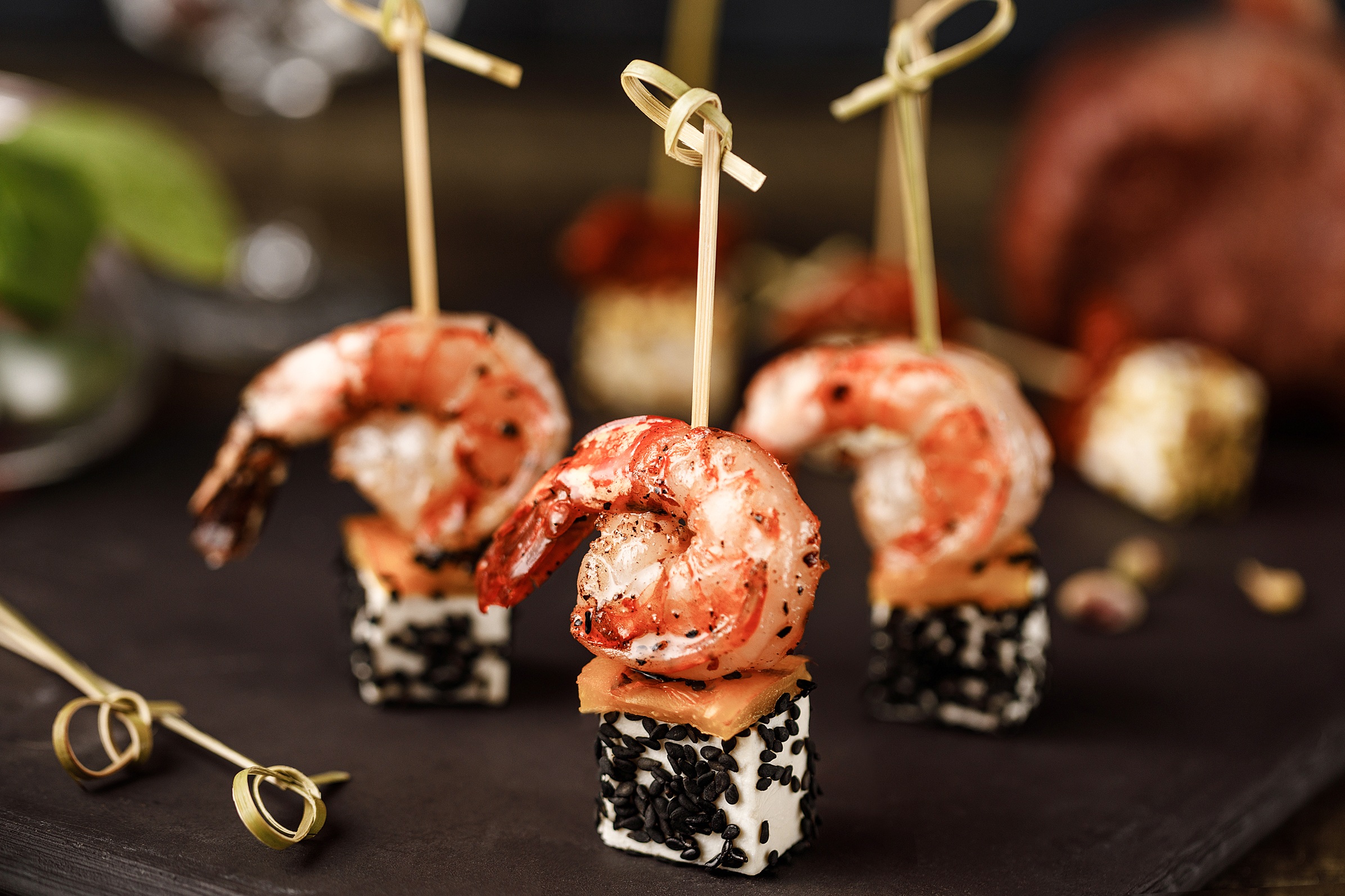 Молодой сыр с креветками и печеным перцем