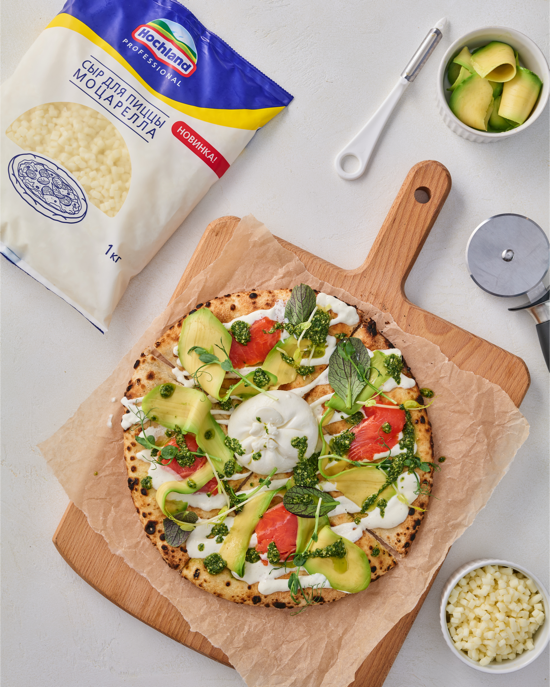 Пицца со слабосоленым лососем и цукини