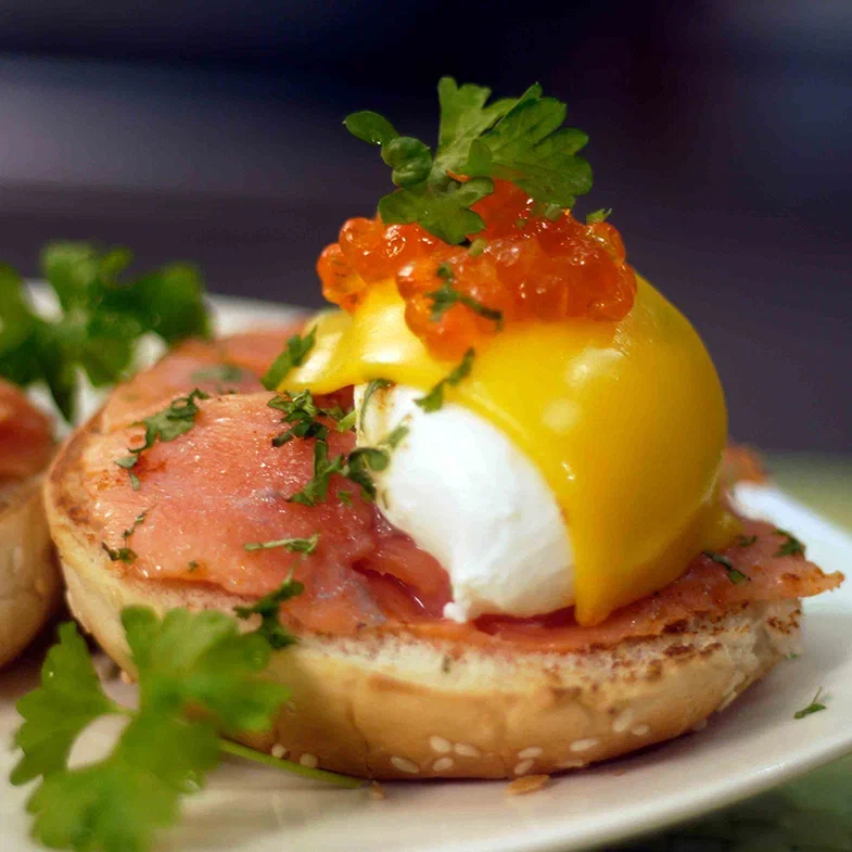 Яйцо пашот с лососем и сыром