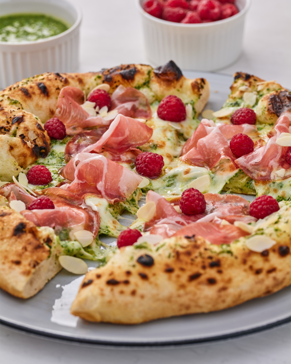 Пицца с коппой, малиной и соусом песто