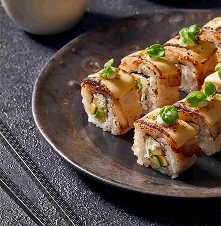 Ролл с угрем и Эмменталь