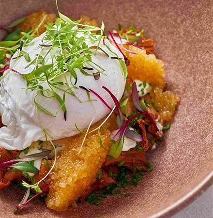 Картофель с щучьей икрой и творожным соусом