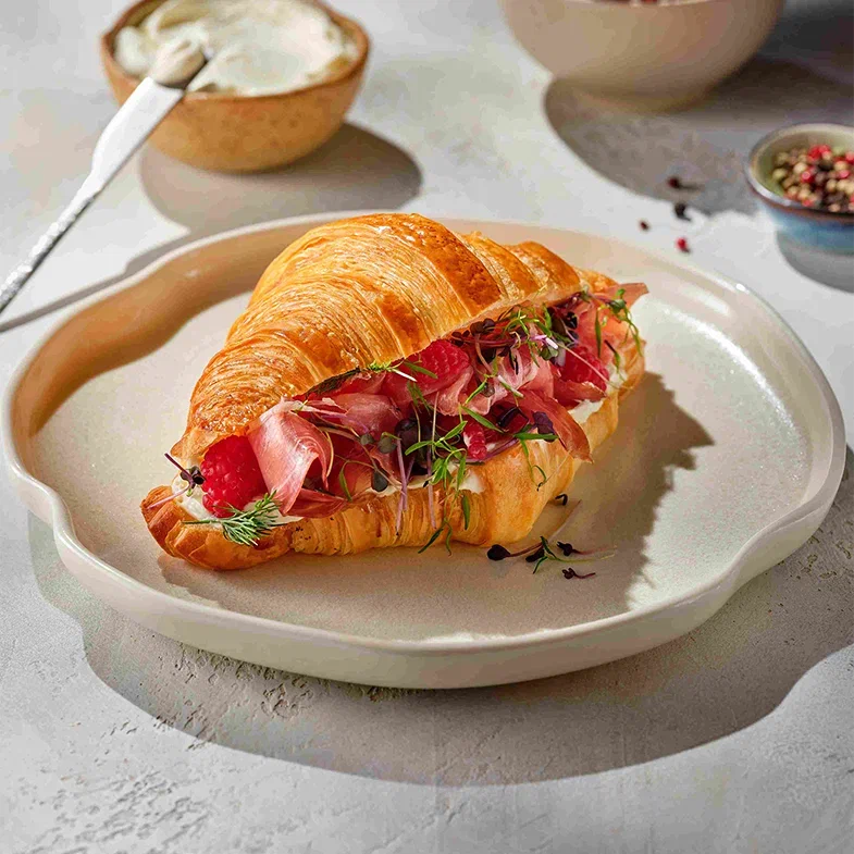 Круассан с прошутто и свежей малиной