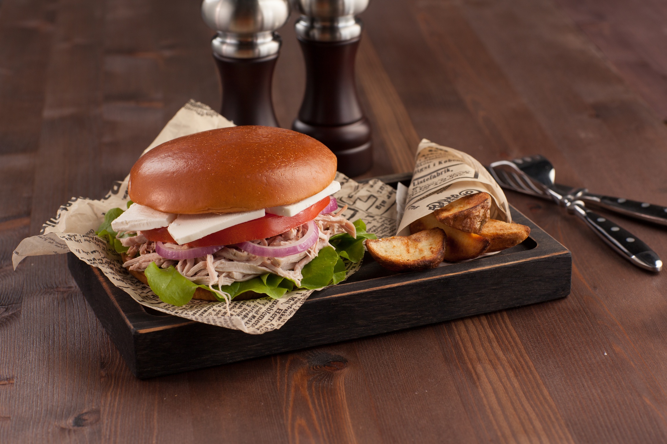 Бургер из запеченной свиной шейки