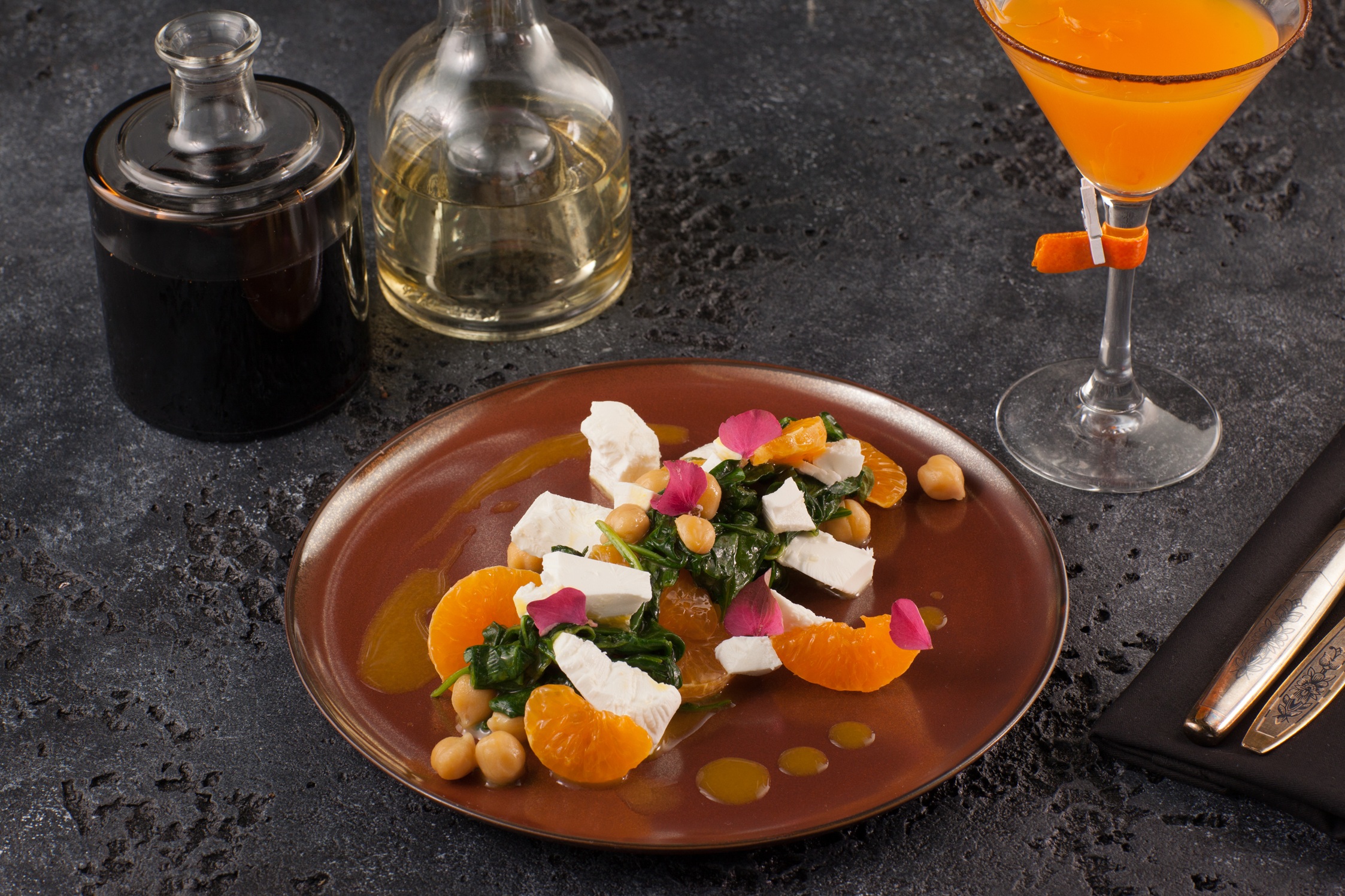 Салат из шпината с нутом, мандариновыми дольками и апельсиновым соусом