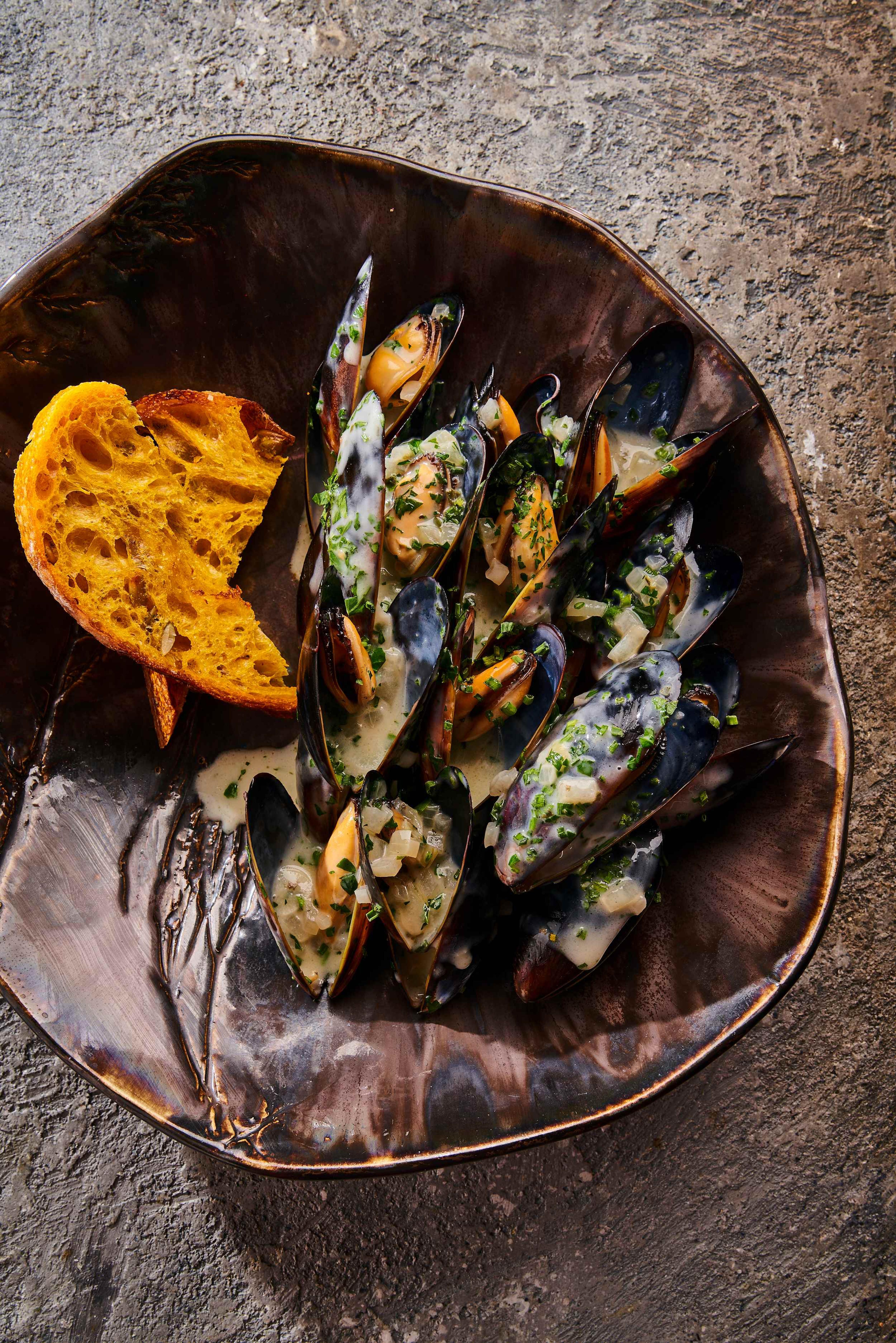 Мидии с белым вином, луком, петрушкой и сыром Blue Cheese