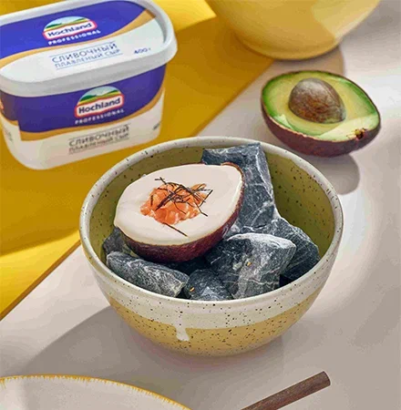 Тартар из лосося с авокадо под трюфельным соусом