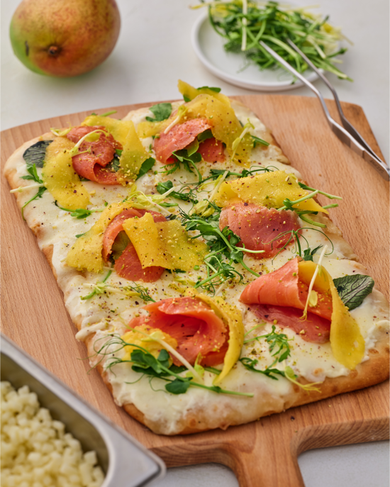 Пицца со слаболенным лососем 