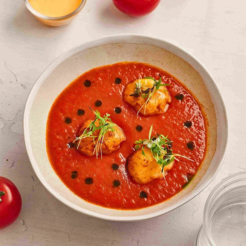 Томатный суп с пончиками