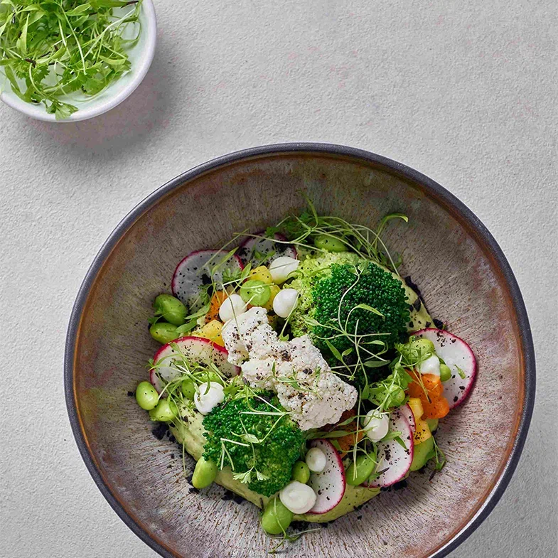 Зеленый салат с заправкой из творожного соуса и анчоуса