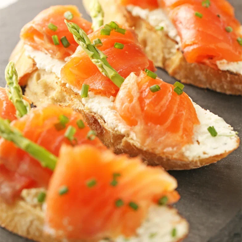 Крекер с лососем и творожным сыром спайси