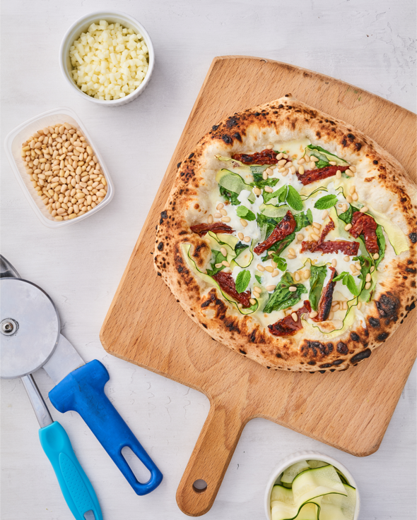 Пицца вегетерианская со шпинатом, цукини, вяленными томатами и мятой