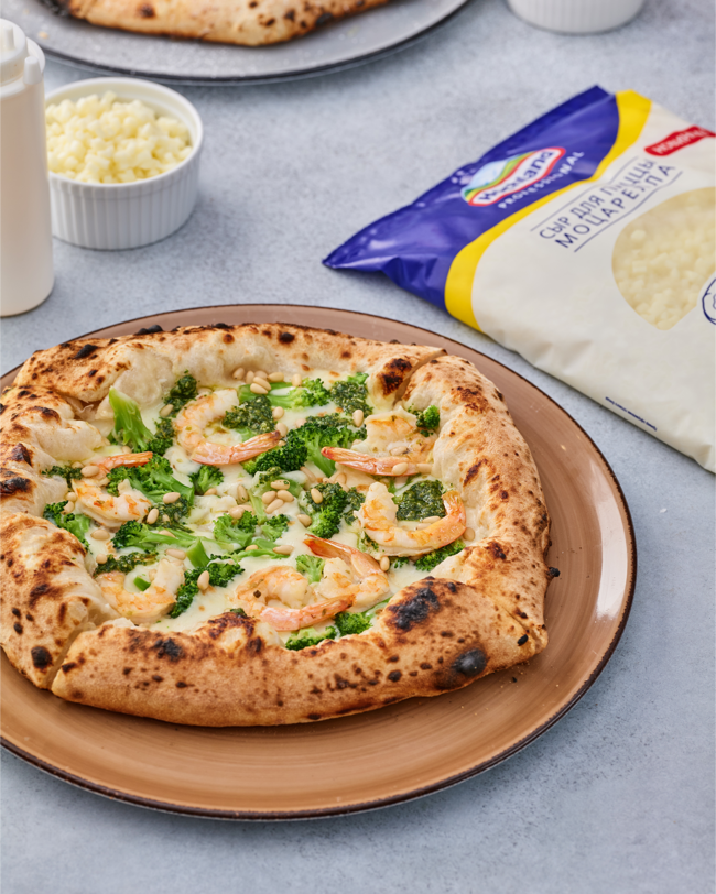 Пицца с креветками, брокколи и песто