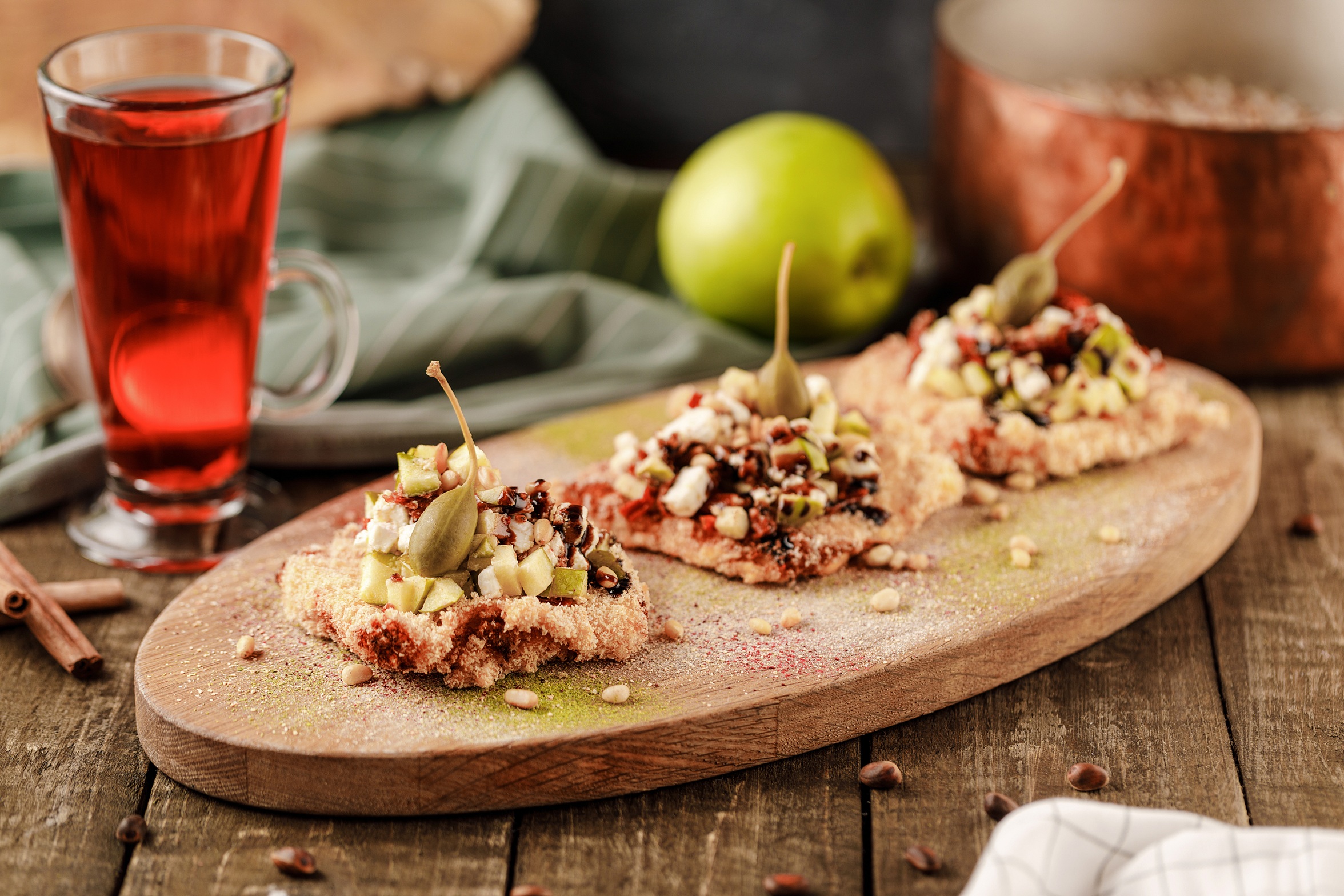 Сырные хрустады с тартаром из авокадо, груши и рассольного сыра