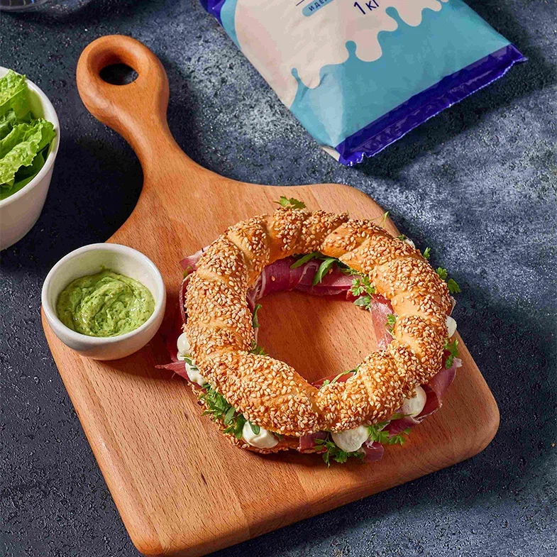 Бейгл с соусом песто и прошутто