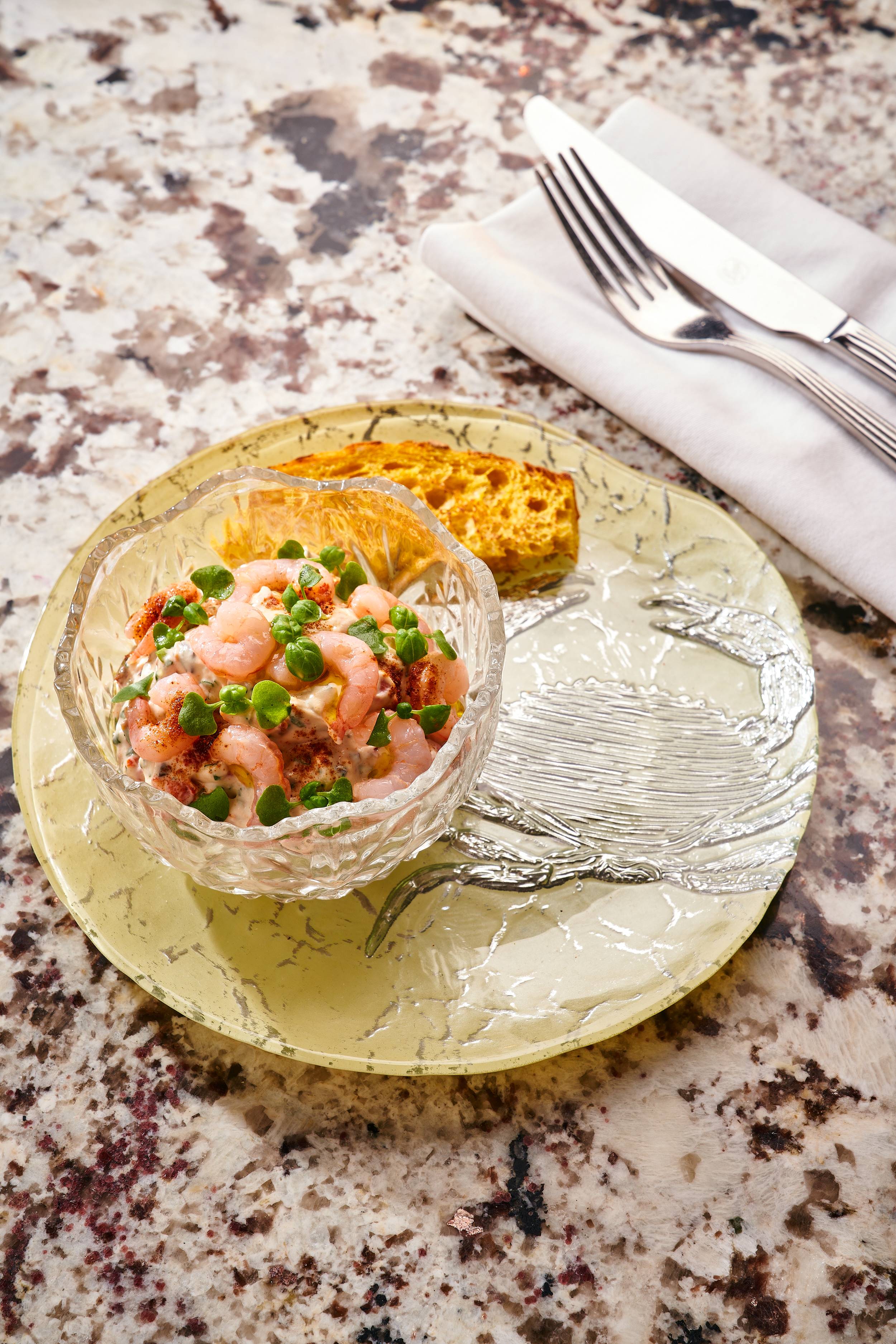 Намазка с оливками, креветками, вялеными томатами, паприкой и пряными травами