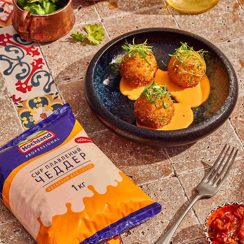 Крокеты из картофеля с соусом Чеддер и рубленным халапеньо